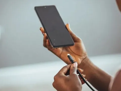 Dấu hiệu bất thường cảnh báo cổng sạc USB điện thoại bị hỏng, người dùng cần lưu ý