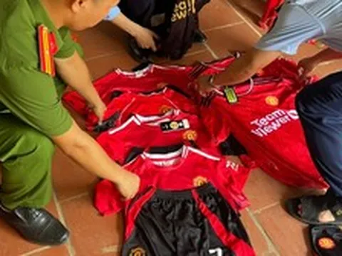 Bày bán 7 bộ quần áo Manchester United, tiểu thương Hoàng Thị Hường bị xử phạt