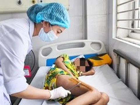 Tưởng đau cơ do vận động, bé trai rơi vào sốc nhiễm khuẩn do tụ cầu vàng