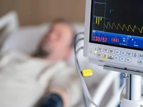Người đàn ông 62 tuổi suýt tử vong vì mồ hôi ra như tắm, bác sĩ chỉ rõ thói quen "cực độc"