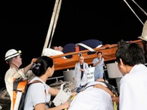 Nữ bác sĩ Việt leo thang dây lên tàu giữa biển động, cứu sống thuyền viên người Nga bị xuất huyết não