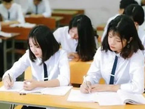 Học sinh cao 1,8 m, vẫn ngồi chiếc bàn 'nhỏ xíu' ở trường