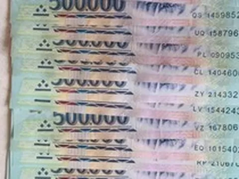 Người đàn ông nhặt được xấp tiền 500.000 đồng trên đường