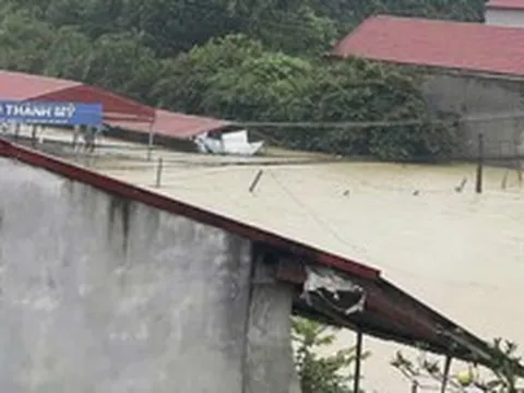 Mưa lớn, nước sông dâng 'nhấn chìm' chợ, ngập nửa nhà dân ở Thanh Hoá