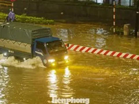 Hà Nội ngập tứ bề, ô tô xe máy chật vật giữa biển nước