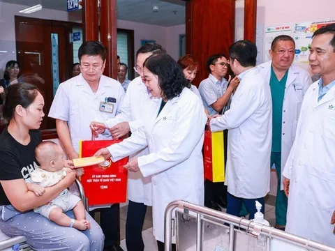 Chủ tịch Bùi Thị Minh Hoài thăm, tặng quà cho bệnh nhi dịp Tết Trung thu