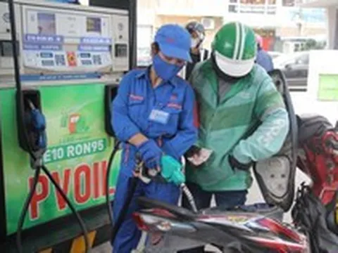 Doanh nghiệp tự quyết giá xăng dầu: Bộ Công Thương giám sát cách nào?