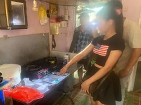 Kiểm tra căn nhà lúc 11 giờ, công an bắt khẩn cấp cô gái sinh năm 1998