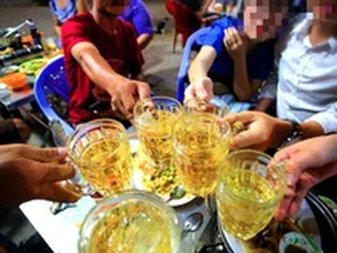 Từ 15/10, nhiều người Việt Nam không được uống rượu, bia, đồ uống có cồn trong giờ nghỉ trưa ngày làm việc
