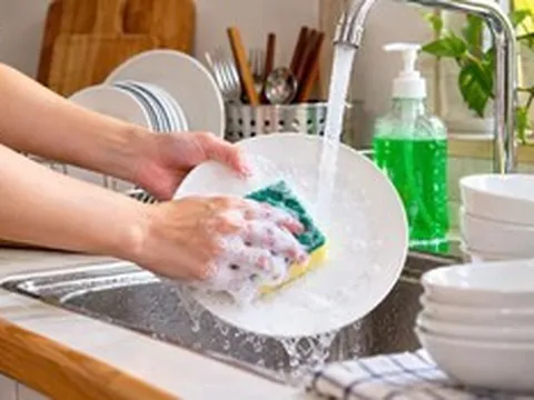 Rửa bát nhớ tránh 5 sai lầm này kẻo cả nhà rước bệnh