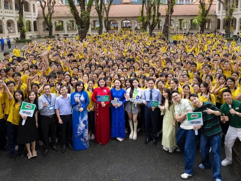 Nestlé MILO cùng loạt sao Việt bất ngờ “đổ bộ” tại các trường TP.HCM, tiếp sức học sinh trước kỷ lục đồng diễn Vovinam